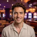 Tolga Aksu, milyar casino içerik editörü, casino ortamında
